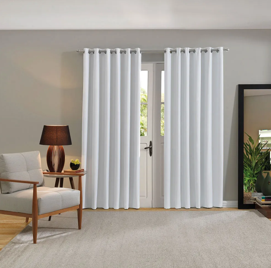 Cortina com 70% ou 100% de bloqueio de luz: qual escolher para o quarto?