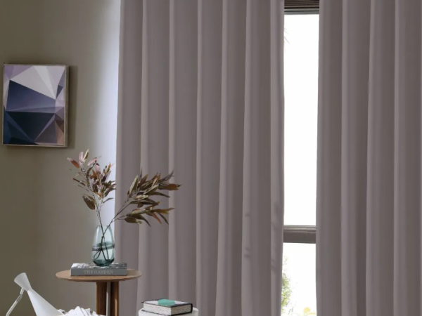 Persiana rolo ou blackout PVC: Qual controla melhor a luminosidade?