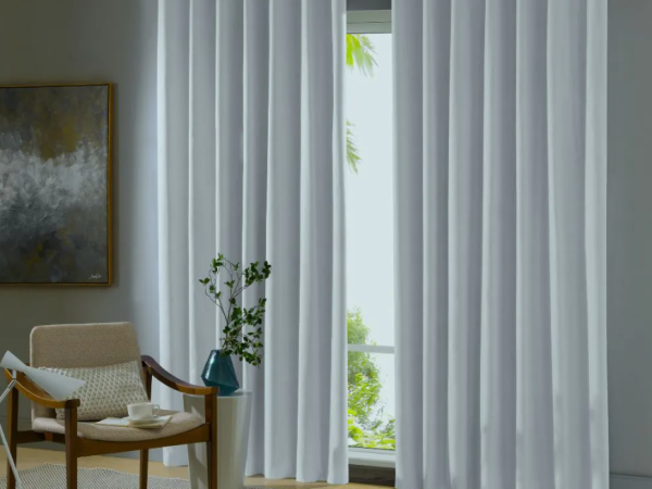Como escolher uma cortina blackout para sala que bloqueie a luz sem perder a elegância?