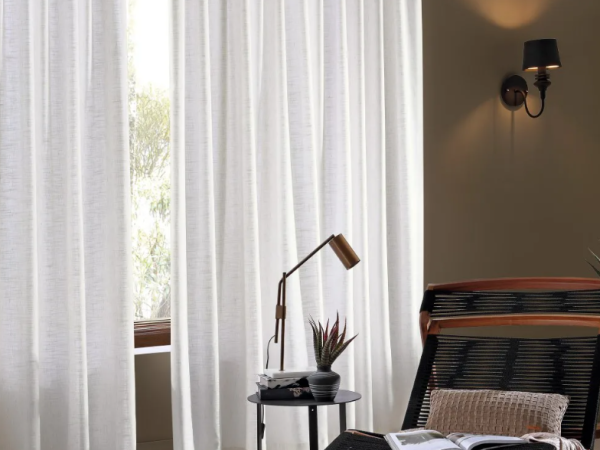 Cortina gaze de linho combina com varão ou trilho? Descubra a melhor opção para sua sala