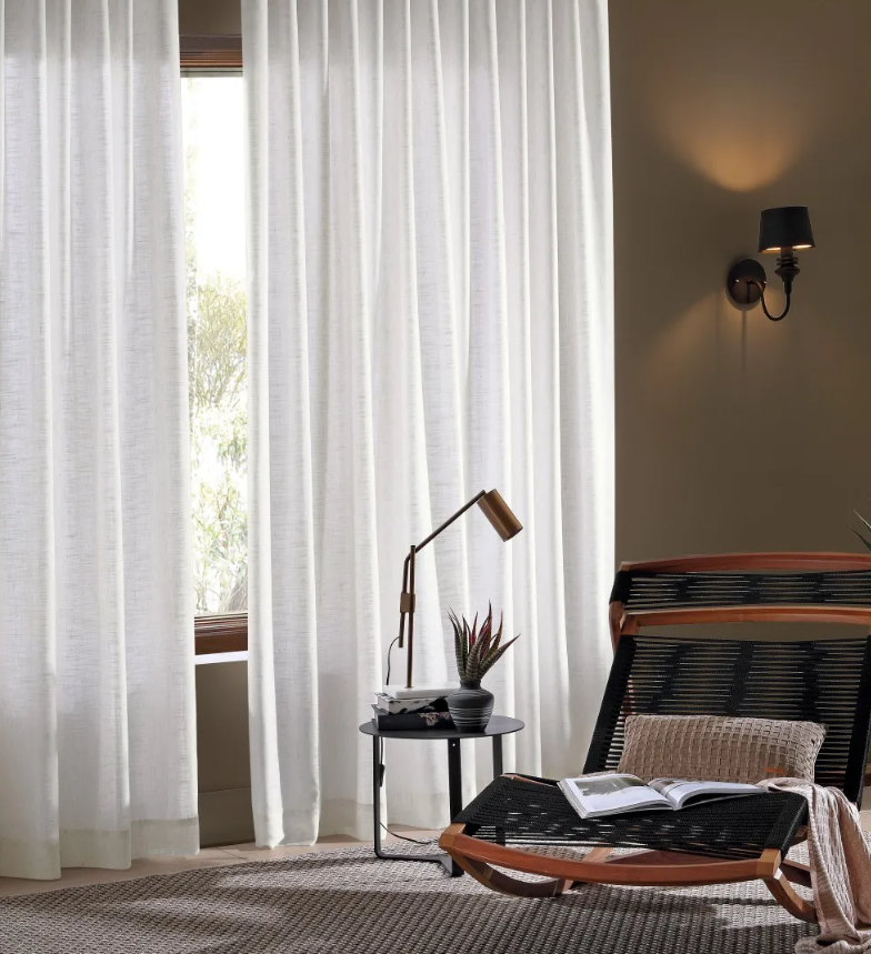 Cortina gaze de linho combina com varão ou trilho? Descubra a melhor opção para sua sala