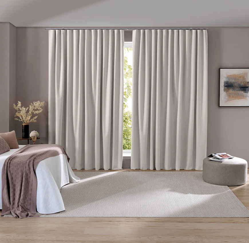 Vale a pena instalar cortina com trilho suíço no quarto?