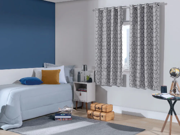 Cortina blackout 100% ou blackout PVC com voil: qual bloqueia mais a luz?