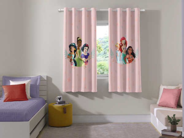 Como montar um quarto infantil feminino combinando cortina e almofadas de princesa?