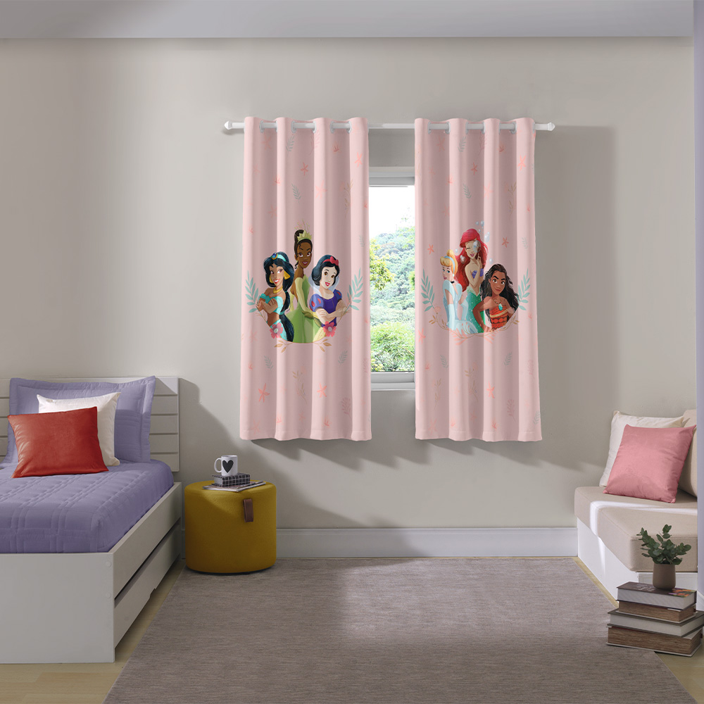 Como montar um quarto infantil feminino combinando cortina e almofadas de princesa?
